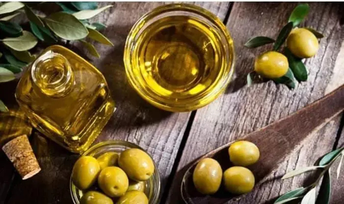 अगर आप की भी होती है पतली चोटी तो बालों को घना बनाने के लिए लगाएं यह तेल