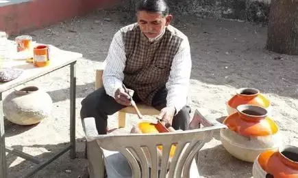 शिक्षक के रिटायर होने पर रोने लगे बच्चे, रोते हुए स्कूल से किया विदा शिक्षक के रिटायर होने पर रोने लगे बच्चे, रोते हुए स्कूल से किया विदा