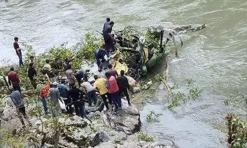 Army Helicopter Crashed: जम्मू-कश्मीर में सेना का हेलीकॉप्टर क्रैश, 3 अधिकारी थे सवार Army Helicopter Crashed: जम्मू-कश्मीर में सेना का हेलीकॉप्टर क्रैश, 3 अधिकारी थे सवार