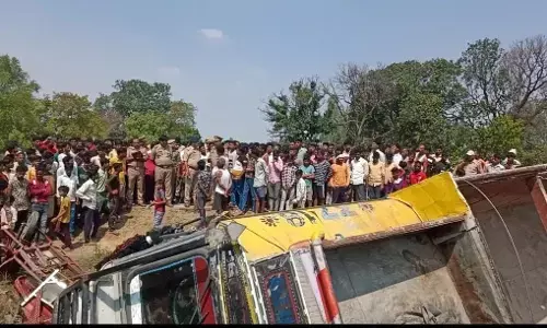 बेकाबू ट्रक की टक्कर से मासूम समेत चार की मौत