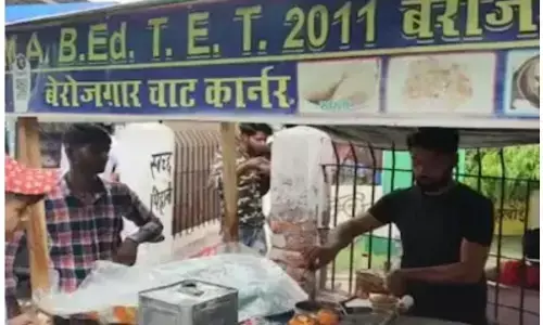नौकरी नहीं मिली तो खोल दिया बेरोजगार चाट कॉर्नर, अब खाने वालों की लगती है लाइन नौकरी नहीं मिली तो खोल दिया बेरोजगार चाट कॉर्नर, अब खाने वालों की लगती है लाइन