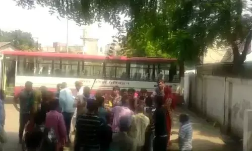 सवारियों में मारपीट का वीडियो वायरल, रोडवेज बस में सीट पर बैठने को लेकर हुआ विवाद, नैमिष जाने के लिए बस पर हुए थे सवार सवारियों में मारपीट का वीडियो वायरल, रोडवेज बस में सीट पर बैठने को लेकर हुआ विवाद, नैमिष जाने के लिए बस पर हुए थे सवार