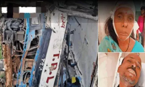 Gorakhpur News: बस ड्राइवर का झपकी लेना पड़ा भारी, ट्रॉली से लड़कर बस पलटी 10 घायल Gorakhpur News: बस ड्राइवर का झपकी लेना पड़ा भारी, ट्रॉली से लड़कर बस पलटी 10 घायल