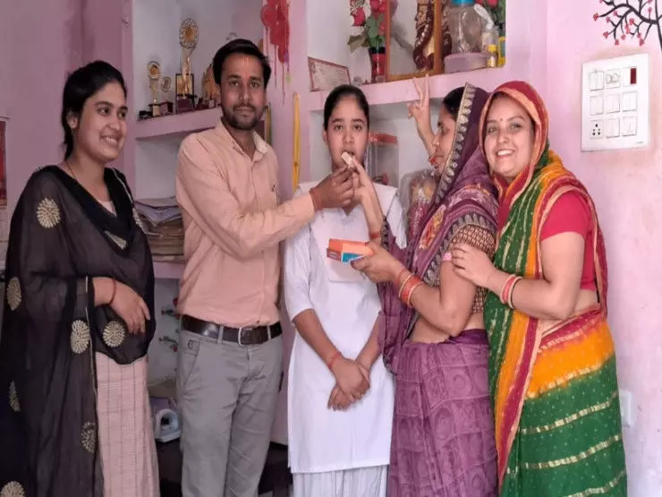 हरदोई में शिक्षामित्र की बेटी ने प्रदेश मेरिट में हासिल की 8वीं रैंक, बाप की मौत के बाद कैसे संभाला महिला शिक्षा मित्र ने परिवार