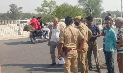 अयोध्या: पिकअप व कार ने रौंदा, तीन युवकों की मौत अयोध्या: पिकअप व कार ने रौंदा, तीन युवकों की मौत