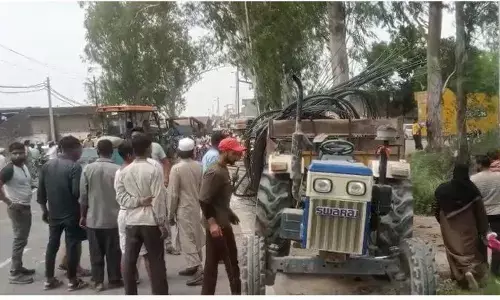 सरिए से भरी ट्रैक्टर ट्राली अनियंत्रित होकर पलटी, दबकर एक आदमी की मौत तीन घायल सरिए से भरी ट्रैक्टर ट्राली अनियंत्रित होकर पलटी, दबकर एक आदमी की मौत तीन घायल