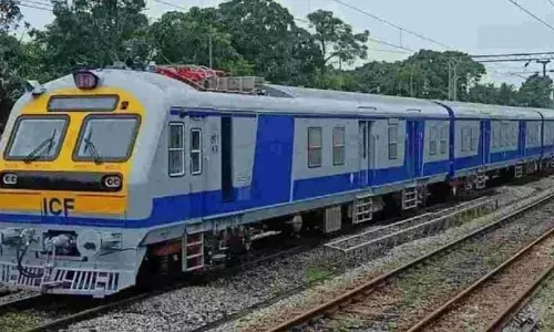 ग्वालियर - इटावा के बीच चलने वाली पहली मेमू ट्रेन को ग्वालियर स्टेशन पर हरी झंडी दिखाकर किया रवाना, जानिए समय सारिणी ग्वालियर - इटावा के बीच चलने वाली पहली मेमू ट्रेन को ग्वालियर स्टेशन पर हरी झंडी दिखाकर किया रवाना, जानिए समय सारिणी