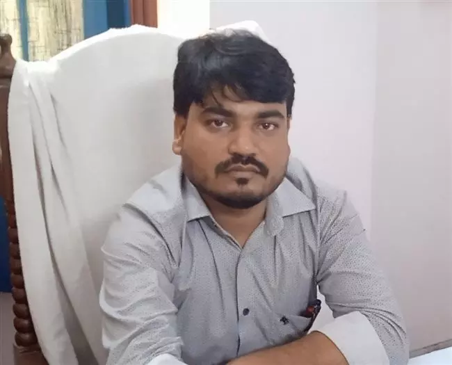 बेसिक शिक्षा अधिकारी को किया गिरफ्तार, कोर्ट की अवमानना का था मामला बेसिक शिक्षा अधिकारी को किया गिरफ्तार, कोर्ट की अवमानना का था मामला