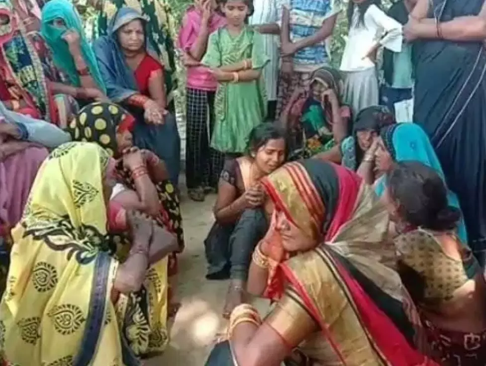 यूपी में घर से कुछ दूर पर मिली महिला की अर्धनग्न हालत में रक्तरंजित लाश यूपी में घर से कुछ दूर पर मिली महिला की अर्धनग्न हालत में रक्तरंजित लाश