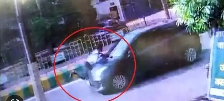 अपनी कार से ट्रैफिक पुलिस को आधा किलोमीटर तक घसीटता गया कार वाला कैमरे में कैद हुई घटना