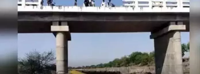 मध्य प्रदेश के खरगोन में बस के पुल से गिरने से 22 लोगों की मौत |