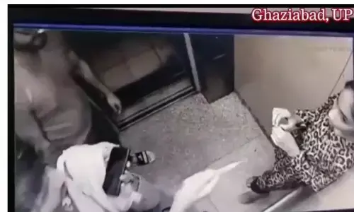 लिफ्ट में छात्रा को चाकू दिखाया, वायरल हुई वीडियो ,दो गिरफ्तार लिफ्ट में छात्रा को चाकू दिखाया, वायरल हुई वीडियो ,दो गिरफ्तार
