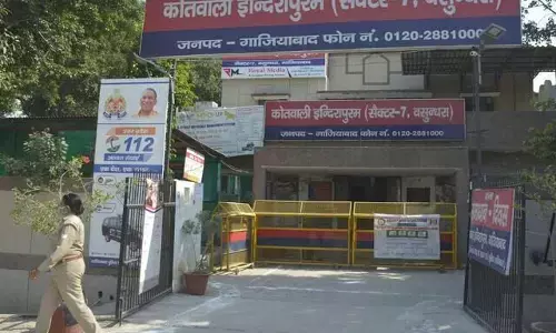 गाजियाबाद में बैरिकेड को टक्कर मारकर बस चालक ने हेड कांस्टेबल को घसीटा गाजियाबाद में बैरिकेड को टक्कर मारकर बस चालक ने हेड कांस्टेबल को घसीटा
