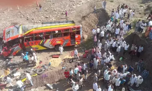 मध्यप्रदेश में बड़ा हादसा : सवारियों से भरी बस पुल को तोड़ते हुए नदी में गिरी, 15 यात्रियों की मौत, कई लोग घायल, मची चीख-पुकार मध्यप्रदेश में बड़ा हादसा : सवारियों से भरी बस पुल को तोड़ते हुए नदी में गिरी, 15 यात्रियों की मौत, कई लोग घायल, मची चीख-पुकार