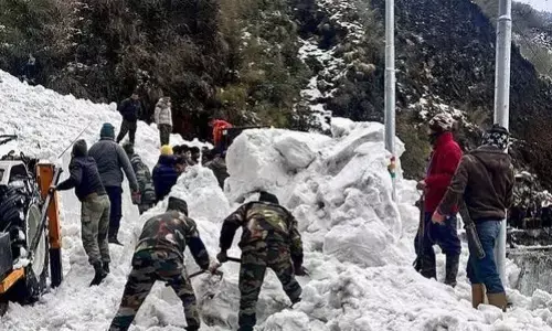ज़ोजिला दर्रे पर श्रीनगर-कारगिल राजमार्ग पर हिमस्खलन की चपेट में ज़ोजिला दर्रे पर श्रीनगर-कारगिल राजमार्ग पर हिमस्खलन की चपेट में