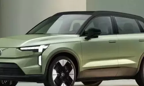 वोल्वो ने घोषणा की कि छोटी EX30 SUV इलेक्ट्रिक EX90 के नीचे होगी .