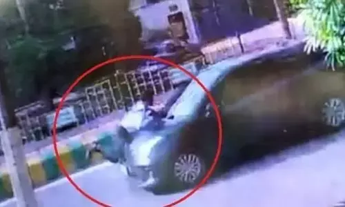 अपनी कार से ट्रैफिक पुलिस को आधा किलोमीटर तक घसीटता गया कार वाला कैमरे में कैद हुई घटना अपनी कार से ट्रैफिक पुलिस को आधा किलोमीटर तक घसीटता गया कार वाला कैमरे में कैद हुई घटना