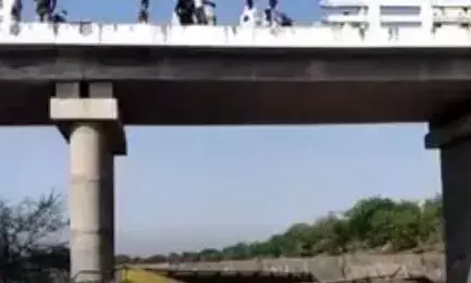 मध्य प्रदेश के खरगोन में बस के पुल से गिरने से 22 लोगों की मौत | मध्य प्रदेश के खरगोन में बस के पुल से गिरने से 22 लोगों की मौत |