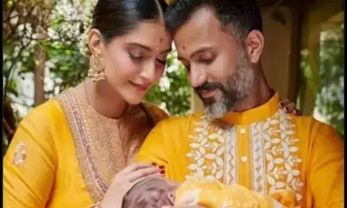 सोनम कपूर ने अपनी 5वीं शादी की सालगिरह पर अपने बेटे वायु के साथ शेयर की अपनी तस्वीरें सोनम कपूर ने अपनी 5वीं शादी की सालगिरह पर अपने बेटे वायु के साथ शेयर की अपनी तस्वीरें