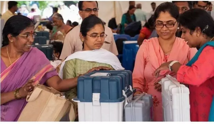 कर्नाटक चुनाव 2023 लाइव: विधानसभा की 224 सीटों पर वोटिंग जारी है, कांग्रेस के पास खुश होने की वजहें