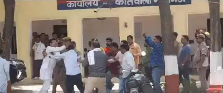 यूपी में कोतवाली के अंदर सपा विधायक राकेश प्रताप सिंह ने BJP प्रत्याशी के पति को पीटा, देखें वीडियो