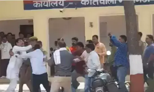 यूपी में कोतवाली के अंदर सपा विधायक राकेश प्रताप सिंह ने BJP प्रत्याशी के पति को पीटा, देखें वीडियो यूपी में कोतवाली के अंदर सपा विधायक राकेश प्रताप सिंह ने BJP प्रत्याशी के पति को पीटा, देखें वीडियो