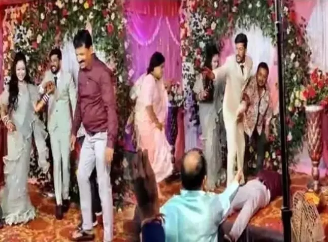 कैमरे में क़ैद: छत्तीसगढ़ में स्टेज पर डांस कर रहे भिलाई स्टील प्लांट के मैनेजर की हार्ट अटैक से मौत। कैमरे में क़ैद: छत्तीसगढ़ में स्टेज पर डांस कर रहे भिलाई स्टील प्लांट के मैनेजर की हार्ट अटैक से मौत।