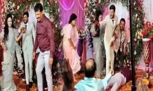 कैमरे में क़ैद: छत्तीसगढ़ में स्टेज पर डांस कर रहे भिलाई स्टील प्लांट के मैनेजर की हार्ट अटैक से मौत। कैमरे में क़ैद: छत्तीसगढ़ में स्टेज पर डांस कर रहे भिलाई स्टील प्लांट के मैनेजर की हार्ट अटैक से मौत।