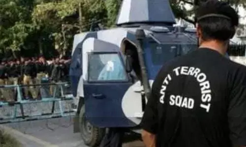 यूपी एटीएस ने कानपुर में सात रोहिंग्याओं को किया गिरफ्तार है। यूपी एटीएस ने कानपुर में सात रोहिंग्याओं को किया गिरफ्तार है।