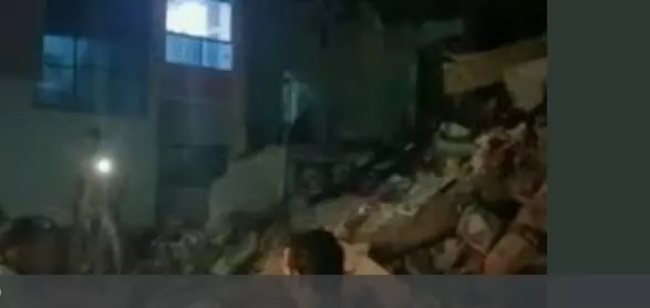 अहमदाबाद में तीन मंजिला इमारत गिरी, 26 को बचाया गया,