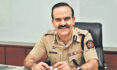 महाराष्ट्र सरकार ने मुंबई के पूर्व पुलिस कमिश्नर परमबीर सिंह पर लगे मुकदमे लिए वापस, निलंबन का आदेश भी किया रद्द महाराष्ट्र सरकार ने मुंबई के पूर्व पुलिस कमिश्नर परमबीर सिंह पर लगे मुकदमे लिए वापस, निलंबन का आदेश भी किया रद्द