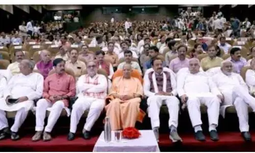 योगी आदित्यनाथ ने यूपी कैबिनेट के सहयोगियों के साथ द केरल स्टोरी देखी. योगी आदित्यनाथ ने यूपी कैबिनेट के सहयोगियों के साथ द केरल स्टोरी देखी.
