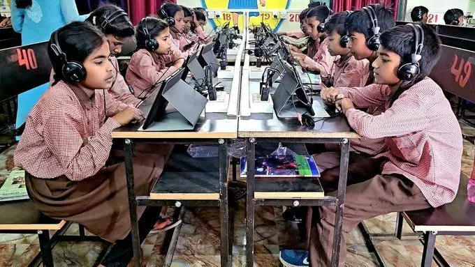 यूपी में बदल रही सरकारी स्कूलों की तस्वीर, Tablet के माध्यम से बच्चों की हो रही है पढ़ाई यूपी में बदल रही सरकारी स्कूलों की तस्वीर, Tablet के माध्यम से बच्चों की हो रही है पढ़ाई
