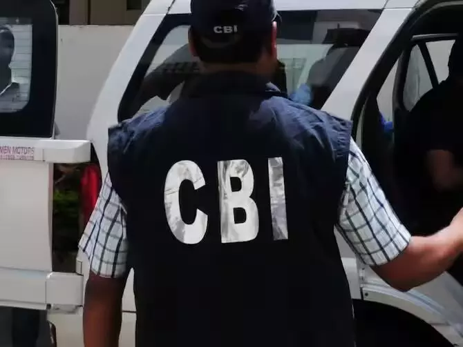 सीबीआई ने नोएडा स्थित एक निजी समाचार चैनल के कमर्शियल हेड को किया गिरफ्तार सीबीआई ने नोएडा स्थित एक निजी समाचार चैनल के कमर्शियल हेड को किया गिरफ्तार