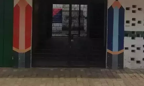 अश्लील हरकतें करने वाले अनुदेशक की सेवा समाप्त,  प्रधान अध्यापक और सहायक अध्यापिका समेत तीनों को ले गई पुलिस थाने अश्लील हरकतें करने वाले अनुदेशक की सेवा समाप्त,  प्रधान अध्यापक और सहायक अध्यापिका समेत तीनों को ले गई पुलिस थाने