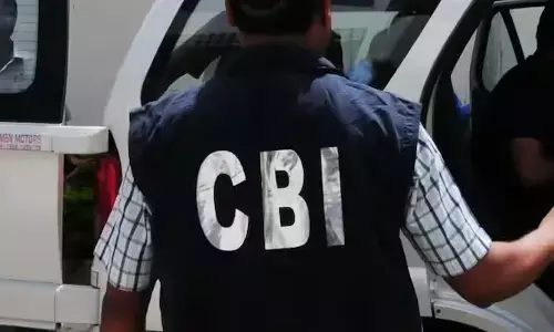 सीबीआई ने नोएडा स्थित एक निजी समाचार चैनल के कमर्शियल हेड को किया गिरफ्तार सीबीआई ने नोएडा स्थित एक निजी समाचार चैनल के कमर्शियल हेड को किया गिरफ्तार