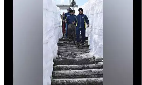 चमोली डीएम ने 18 किमी पैदल चलकर लिया हेमकुंड साहिब यात्रा की तैयारियों का लिया जायजा। चमोली डीएम ने 18 किमी पैदल चलकर लिया हेमकुंड साहिब यात्रा की तैयारियों का लिया जायजा।