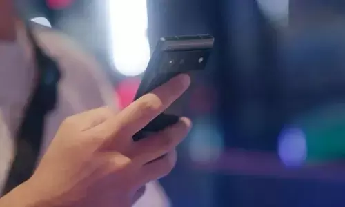 Google Pixel 7 उपयोगकर्ता जल्द बैटरी खत्म होने और डिवाइस के गर्म होने की बात कह रहे हैं यहां जानिए क्यों