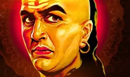 चाणक्य नीति के अनुसार कभी भी अपनी पत्नी को नहीं बताने चाहिए यह राज, हो जाती है जिंदगी तबाह चाणक्य नीति के अनुसार कभी भी अपनी पत्नी को नहीं बताने चाहिए यह राज, हो जाती है जिंदगी तबाह