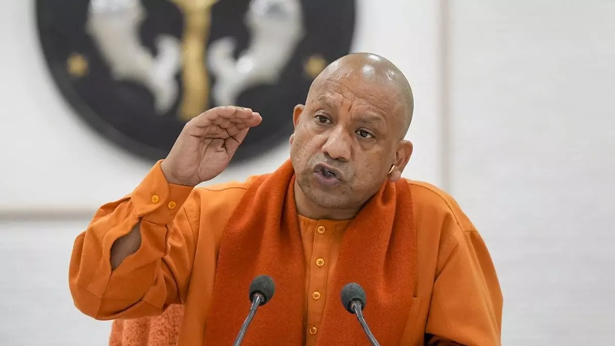 CM Yogi का बड़ा फरमान, तत्काल बंद हों अवैध टैक्सी स्टैंड, ई-रिक्शा के लिए हो रूट तय, पढ़ें- और क्या कहा?