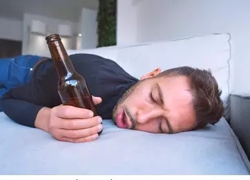 गजब..!! घर में चोरी के बाद शराब पीकर सो गया चोर, शादी से लौटे परिवार ने उठते ही धर दबोचा