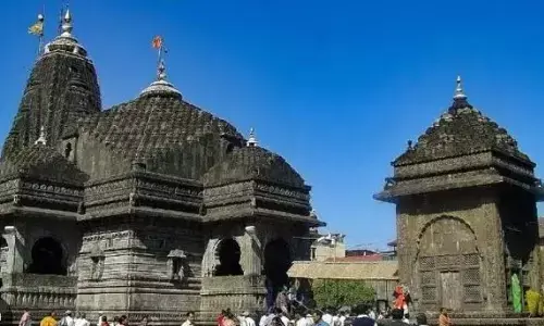 मुस्लिम पुरुषों ने चादर चढ़ाने के लिए नासिक के त्र्यंबकेश्वर मंदिर में घुसने की कोशिश की, जांच के आदेश., मुस्लिम पुरुषों ने चादर चढ़ाने के लिए नासिक के त्र्यंबकेश्वर मंदिर में घुसने की कोशिश की, जांच के आदेश.,