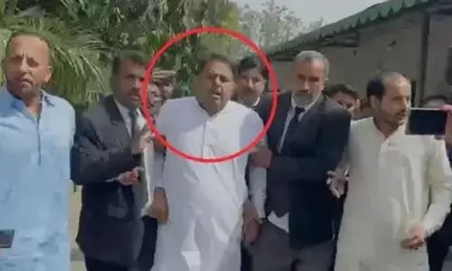 पुलिस को देख कैसे उतरकर भागे पाकिस्तान के पूर्व मंत्री फवाद चौधरी, देखें- वीडियो जो जमकर हो रहा वायरल पुलिस को देख कैसे उतरकर भागे पाकिस्तान के पूर्व मंत्री फवाद चौधरी, देखें- वीडियो जो जमकर हो रहा वायरल