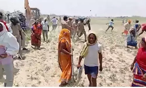 मोहनसराय ट्रान्सपोर्ट नगर मे सीमांकन के दौरान पुलिस ने किया किसानो पर बर्बर लाठी चार्ज मोहनसराय ट्रान्सपोर्ट नगर मे सीमांकन के दौरान पुलिस ने किया किसानो पर बर्बर लाठी चार्ज