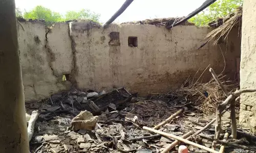 कौशाम्बी : विद्युत शॉर्ट-सर्किट से घर में लगी आग, 4 पशु समेत घर का सामान जलकर खाक