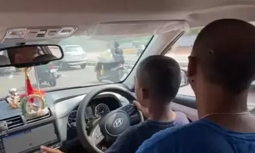 6 साल के बच्चे ने भारी ट्रैफिक में चलायी Hyundai Creta 6 साल के बच्चे ने भारी ट्रैफिक में चलायी Hyundai Creta