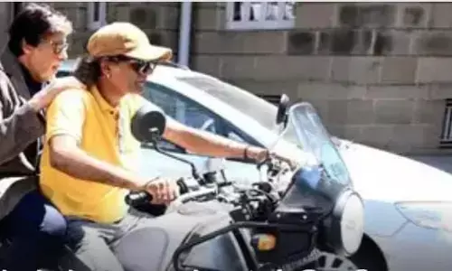 बिना हेलमेट के बाइक चलाने पर मुंबई पुलिस की खिंचाई के बाद अमिताभ बच्चन की प्रतिक्रिया: मैं बस मूर्ख बना रहा था बिना हेलमेट के बाइक चलाने पर मुंबई पुलिस की खिंचाई के बाद अमिताभ बच्चन की प्रतिक्रिया: मैं बस मूर्ख बना रहा था
