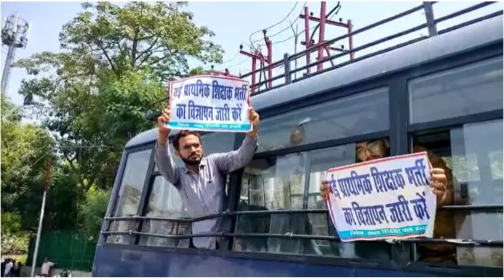 लखनऊ में शिक्षक भर्ती को लेकर अभ्यर्थियों का प्रदर्शन, पुलिस ने सभी अभ्यर्थियों को इको गार्डन भेजा लखनऊ में शिक्षक भर्ती को लेकर अभ्यर्थियों का प्रदर्शन, पुलिस ने सभी अभ्यर्थियों को इको गार्डन भेजा