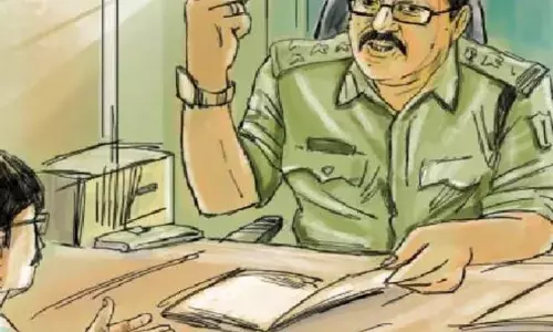 हार्ट अटैक से पीड़ित शिक्षक के पिता ने बीएसए के खिलाफ मुकदमा दर्ज किए जाने हेतु पुलिस को दी तहरीर