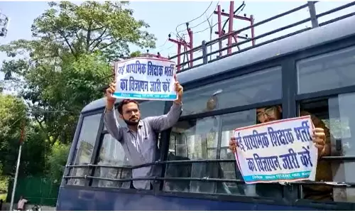 लखनऊ में शिक्षक भर्ती को लेकर अभ्यर्थियों का प्रदर्शन, पुलिस ने सभी अभ्यर्थियों को इको गार्डन भेजा